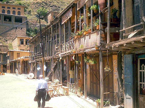 يك استاد دانشگاه:
چيرگي پول‌مداري در گردشگري به بافت اجتماعي آسيب مي‌زند
گردشگران از ماسوله جنس چيني سوغات مي‌آورند