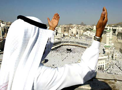 رييس سازمان حج و زيارت:
 98 هزار زائر ايراني از 25 آذر به عربستان اعزام مي‌شوند 
 600 اتوبوس براي پوشش زائران ايراني اختصاص يافته است