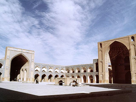 يك باستان‌شناس:
احياي ميدان عتيق اصفهان چهره‌ي مسجد جامع را تغيير مي‌دهد