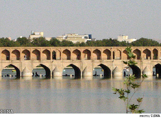 "مرتفع‌سازي، تهديدي براي محور تاريخي طبيعي زاينده‌رود شده است"
گفت‌وگوهايي با شهردار اصفهان و مدير اداره‌ي حفاظت سازمان ميراث فرهنگي و گردشگري استان اصفهان