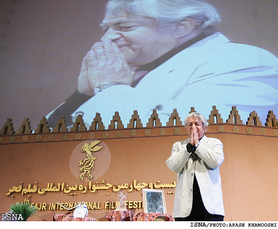 با نمايش "ستاره‌ها"، "گاو"، "گاوخوني" و"ناصرالدين شاه آكتور سينما"؛ 
ازعزت‌الله انتظامي در مقردايمي سازمان يونسكو تقدير مي‌شود