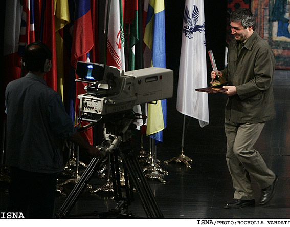 ابراهيم حاتمي‌كيا دراختتاميه‌ي بخش بين‌الملل جشنواره‌ي فيلم فجر/روح‌اله وحدتي