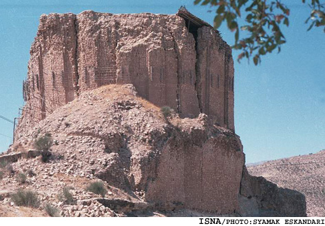 /زمان رسيدگي به وضعيت اسفناك آثار باستاني فيروزآباد كي فرا مي‌رسد؟/ 
ديوارهايي از قلعه دختر و گنبد آن، جدا شده و در حال فروريختن است ـ روايت تصوير (4)