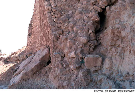 /زمان رسيدگي به وضعيت اسفناك آثار باستاني فيروزآباد كي فرا مي‌رسد؟/ 
ديوارهايي از قلعه دختر و گنبد آن، جدا شده و در حال فروريختن است ـ روايت تصوير (4)