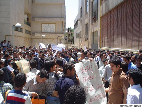 گزارش تجمع انجمن اسلامي دانشجويان دانشگاه اميركبير در اعتراض به بسيج دانشجويي

بسيج دانشجويي: اتهام دخالت بسيج در موارد اخير تنها يك توهم است