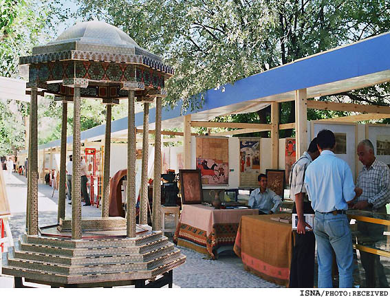 مدير صنايع دستي سيستان و بلوچستان:
اختصاص يارانه براي خريد صنايع دستي توان خريد گردشگران را بالا مي‌برد