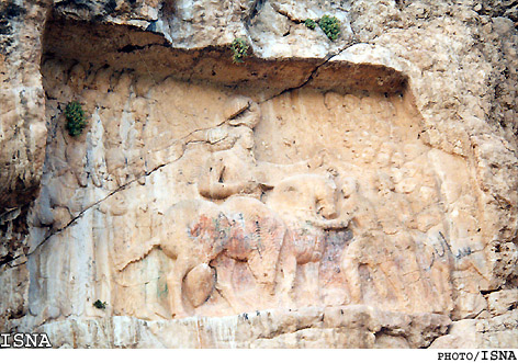 /زمان رسيدگي به وضعيت اسفناك آثار باستاني فيروزآباد كي مي‌رسد؟/
نقش‌هاي ساساني هدفي براي نشانه‌گيري!
اثر تيراندازي روي نقش‌برجسته‌هاي فيروزآباد ديده مي‌شود