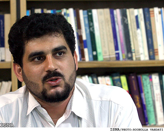 دبير انجمن اسلامي دانشگاه تهران و علوم پزشكي:
ـ دغدغه‌ي ما دغدغده‌ي روشنفكري ديني است
ـ از سهم خود مي‌گذريم، اما تحكيم تمركز زدايي كند