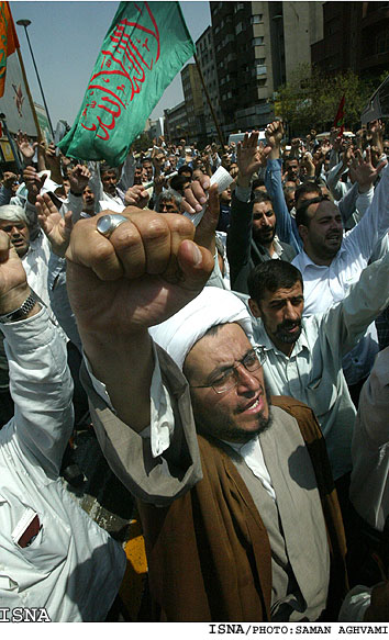 /راهپيمايي جمعي از نمازگزاران نماز جمعه در حمايت از فناوري هسته‌يي كشورمان/
دانـش هسـته‌يي ما دسـتاورد ملت اسـت، حمايت از اين پيشـرفت وظـيفه‌ي دولـت است