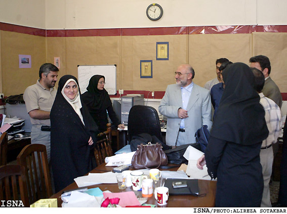 *بازديد وزير دادگستري از ايسنا*
كريمي‌راد خبرداد:
*دستگيري افرادي در رابطه با بمب‌گذاري اهواز
*تعيين قضات ويژه براي رسيدگي به پرونده‌ي بمب‌گذاري اهواز