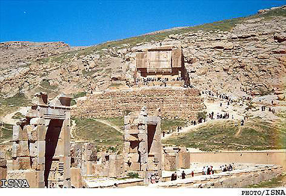 حبيب‌الله پورعبدالله خبر داد:
حفاران غيرمجاز گورستان تخت جمشيد (پارسه) را خالي مي‌كنند
/وضعيت ناگوار پارسه (تخت جمشيد) پايان مي يابد؟/‌33