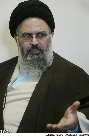/تجلي عزت و وحدت ملي/‌ 
موسوي بجنوردي پس از انداختن راي خود به صندوق:‌
قطعا همه ما بايد اصلح را انتخاب كنيم