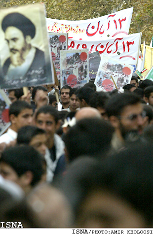 /نقش‌آفريني جنبش دانشجويي - ديروز فتح لانه‌ي جاسوسي ، امروز؟/
*دانشجو پادوي گروههاي سياسي نيست
گفت‌وگو با تاجرنيا، سپهر، سعيدي، آرين‌منش، گرامي‌مقدم و مظفر