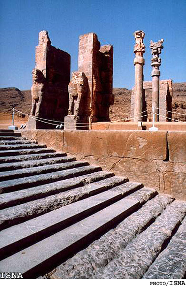 مدير داخلي محوطه‌ي پارسه:
حفاران غيرمجاز در دره‌هاي پشت محوطه، دايم در حال فعاليت هستند
/وضعيت ناگوار پارسه (تخت جمشيد) پايان مي‌يابد؟/‌54