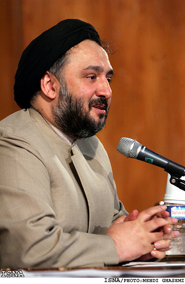 سمينار «فرياد بر سكوت...»/1/
محمدعلي ابطحي:
قدرت در زمان خاتمي خود را مورد نقد قرار داد
عوامزدگي به مجموعه‌ي مديريتي نفوذ كرده است