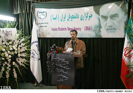 /بزرگداشت شهداي ايسنا و.../ 
وزير بهداشت، درمان و آموزش پزشكي:
توجه به آرمان‌ها و حقوق مردم دو محور اساسي فعاليت ايسناست