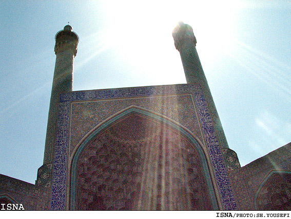 رطوبت، سنگ‌هاي ارزشمند مسجد امام (ره) اصفهان را فرسوده كرده
«دليل وجود چنين شرايط تاسف‌آوري، بي‌توجهي و رسيدگي نكردن مسوولان است»