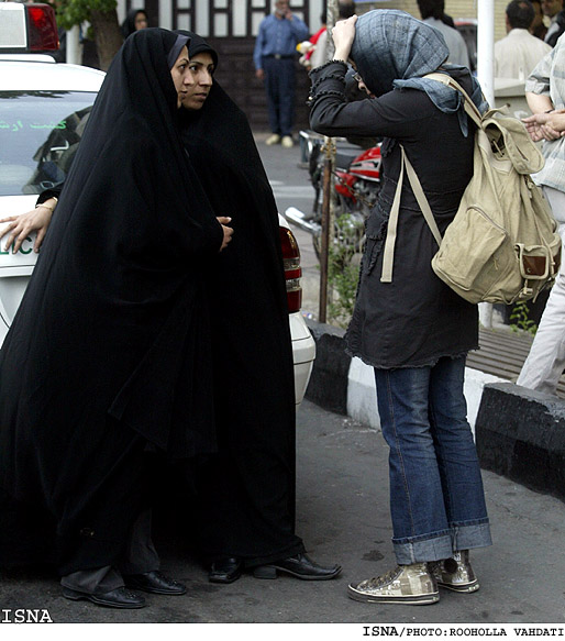 دومين روز فعاليت  گشت ارشاد پليس تهران بزرگ ــ ميدان هفت تير/روح‌اله وحدتي.ايسنا
