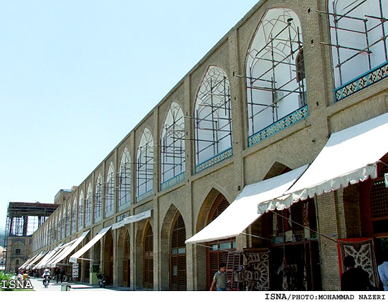 يك كارشناس ارشد مرمت:
تزيينات تاريخي ميدان نقش جهان با رنگ كردن از ميان مي‌روند
آيا كارشناسان مرمت چهل‌ستون را تاييد مي‌كنند؟