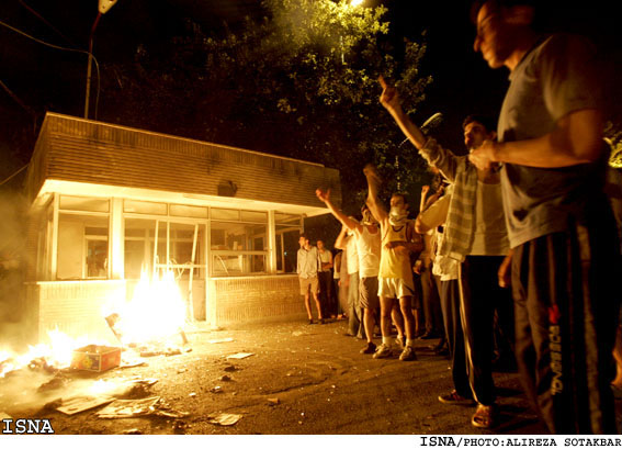 حوادث شب گذشته‌ي كوي دانشگاه/عليرضا صوت‌اكبر-ايسنا