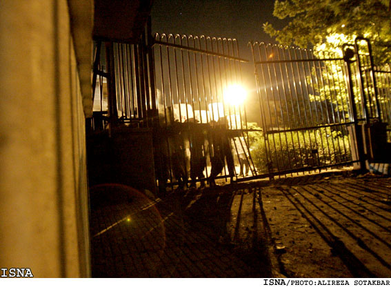 حوادث شب گذشته‌ي كوي دانشگاه/عليرضا صوت‌اكبر-ايسنا