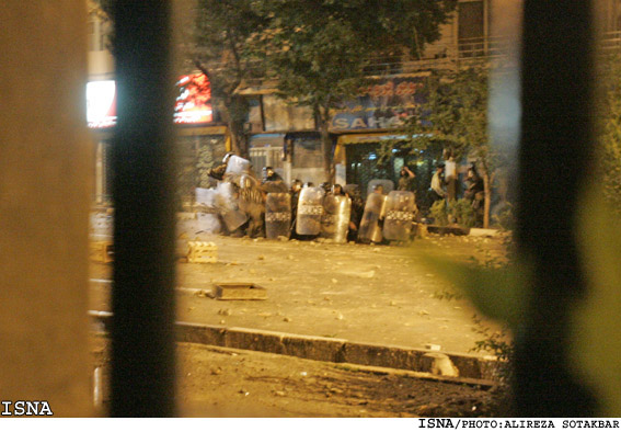 حوادث شب گذشته‌ي كوي دانشگاه/عليرضا صوت‌اكبر-ايسنا