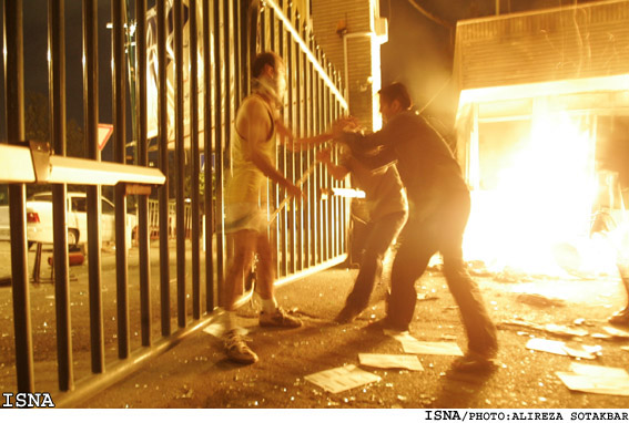 حوادث شب گذشته‌ي كوي دانشگاه/عليرضا صوت‌اكبر-ايسنا