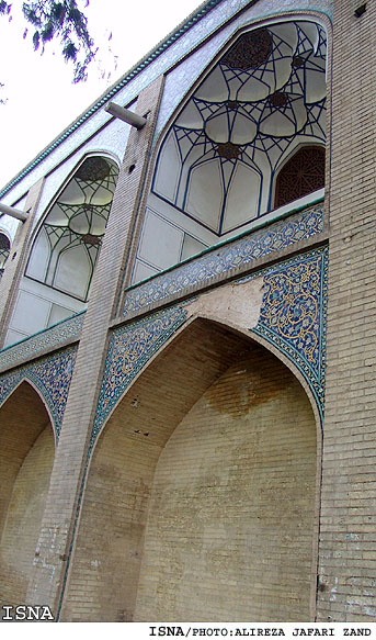 رطوبت و مرمت‌هاي نادرست، پيش از مترو جان مدرسه‌ي چهارباغ را مي‌گيرند؟