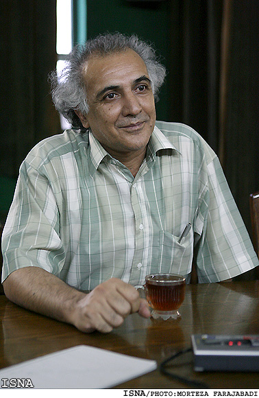 محمد قاسم‌زاده:
بهتر است به كتاب سال جايزه ندهند