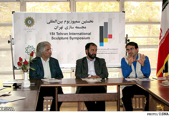 نشست خبري سمپوزيوم مجسمه‌سازي برگزار شد؛
تنها از نام داوران استفاده نكرديم؛ قالب بين‌المللي سمپوزيوم را جدي ‌مي‌كند؛ آثار "چوب‌واحساس" به‌باغ موزه‌ي الهيه رفت