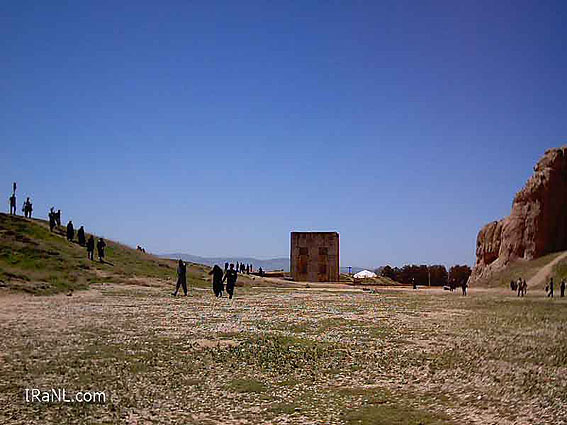 راه‌آهن بر نقش رستم خط مي‌كشد؛
آيا به حريم منظري تخت جمشيد (پارسه) هم رحم نمي‌شود؟!