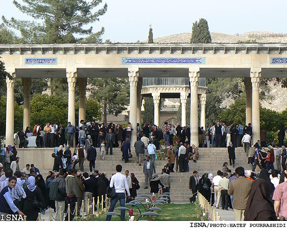 عضو جامعه‌ي راهنمايان ايرانگردي و جهانگردي:
آژانس‌ها با وجود تفكيك راهنماها از افراد بدون كارت راهنماي تور نيز استفاده مي‌كنند