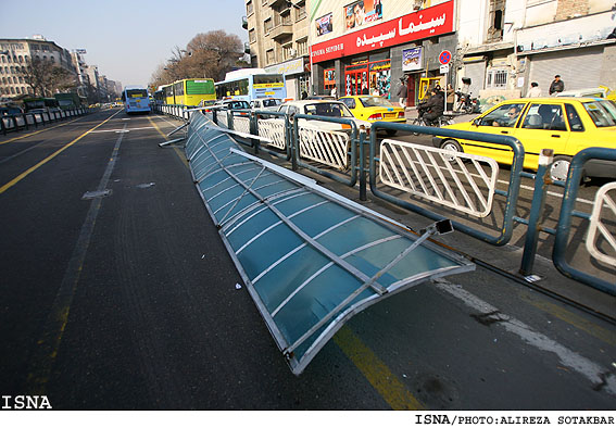 برخورد اتوبوس با ايستگاه خطوط BRT - خيابان انقلاب/عليرضا صوت‌اكبر - ايسنا