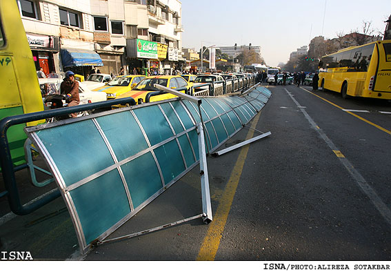 برخورد اتوبوس با ايستگاه خطوط BRT - خيابان انقلاب/عليرضا صوت‌اكبر - ايسنا