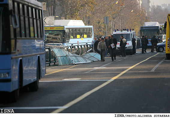 برخورد اتوبوس با ايستگاه خطوط BRT - خيابان انقلاب/عليرضا صوت‌اكبر - ايسنا