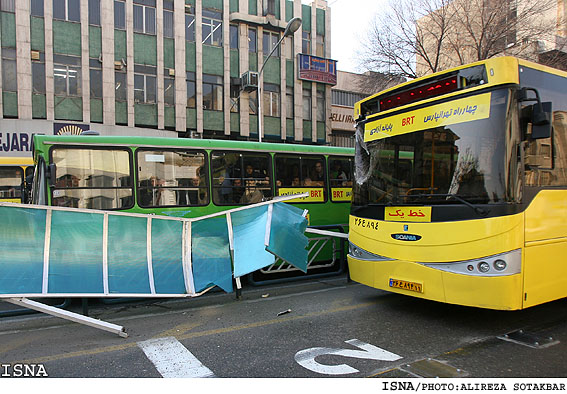 برخورد اتوبوس با ايستگاه خطوط BRT - خيابان انقلاب/عليرضا صوت‌اكبر - ايسنا