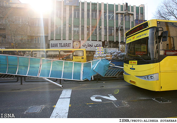 برخورد اتوبوس با ايستگاه خطوط BRT - خيابان انقلاب/عليرضا صوت‌اكبر - ايسنا