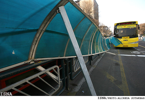 برخورد اتوبوس با ايستگاه خطوط BRT - خيابان انقلاب/عليرضا صوت‌اكبر - ايسنا