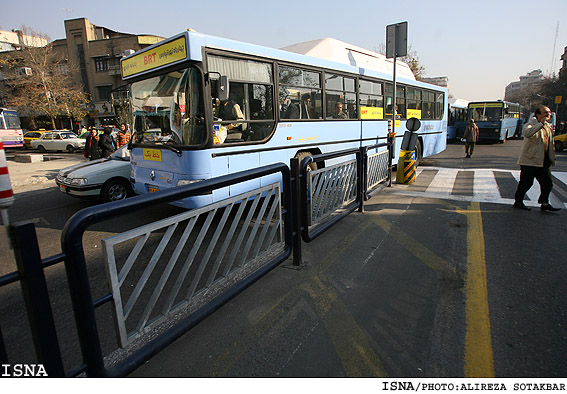 برخورد اتوبوس با ايستگاه خطوط BRT - خيابان انقلاب/عليرضا صوت‌اكبر - ايسنا