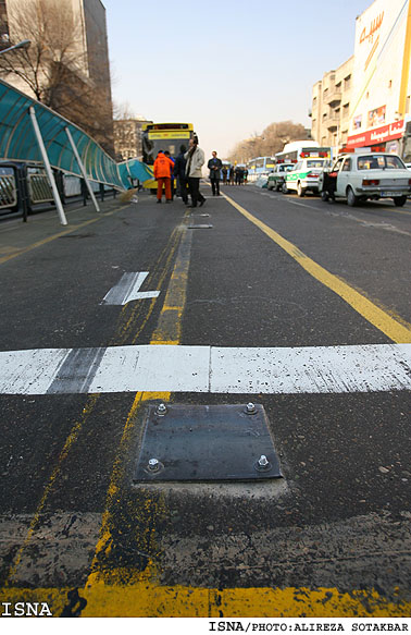 برخورد اتوبوس با ايستگاه خطوط BRT - خيابان انقلاب/عليرضا صوت‌اكبر - ايسنا