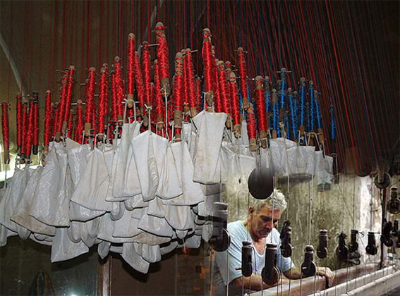 پرداخت وام احياي شعر‌بافي پس از گذشت سه‌سال هم‌چنان بلاتكليف مانده است!
بانك تجارت از مشاركت در پرداخت اين وام كناره‌گيري كرد
