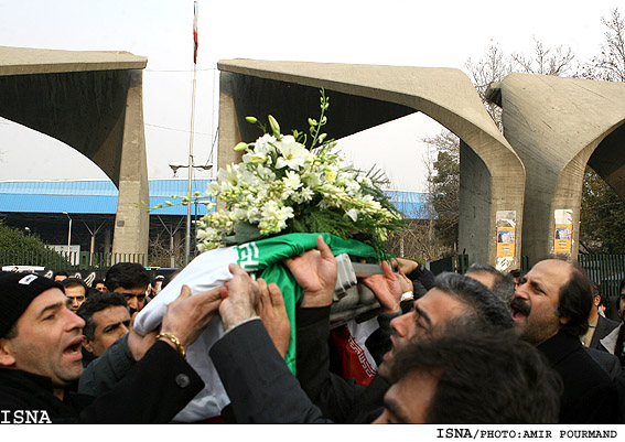 با حضور رييس مجلس، معاون علمي رييس جمهور و وزير علوم؛
پيكر «دكتر محمد علي كاردان» بر فراز دستهاي دانشگاهيان از مقابل مسجد دانشگاه تهران تشييع شد