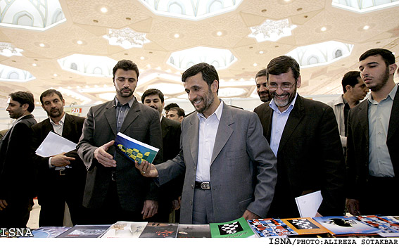 احمدي نژاد و صفار هرندي در نمايشگاه بين المللي كتاب تهران /عليرضا صوت اكبر ايسنا