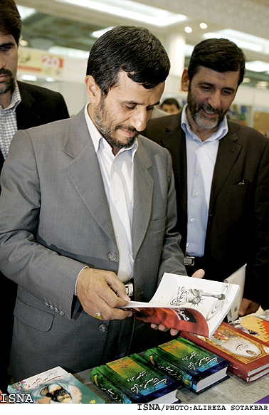 احمدي نژاد و صفار هرندي در نمايشگاه بين المللي كتاب تهران /عليرضا صوت اكبر ايسنا