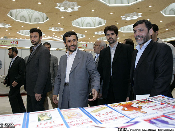 احمدي نژاد و صفار هرندي در نمايشگاه بين المللي كتاب تهران /عليرضا صوت اكبر ايسنا