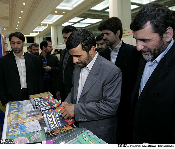 احمدي نژاد و صفار هرندي در نمايشگاه بين المللي كتاب تهران /عليرضا صوت اكبر ايسنا