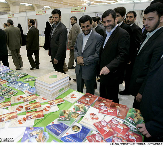 احمدي نژاد و صفار هرندي در نمايشگاه بين المللي كتاب تهران /عليرضا صوت اكبر ايسنا