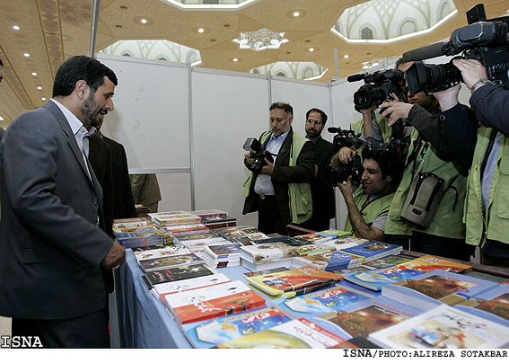 احمدي نژاد  در نمايشگاه بين المللي كتاب تهران /عليرضا صوت اكبر ايسنا
