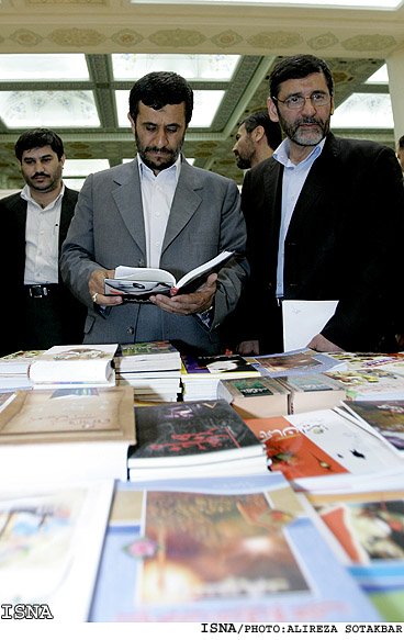 احمدي نژاد و صفار هرندي در نمايشگاه بين المللي كتاب تهران /عليرضا صوت اكبر ايسنا