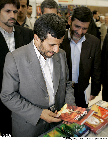 احمدي نژاد و صفار هرندي در نمايشگاه بين المللي كتاب تهران /عليرضا صوت اكبر ايسنا